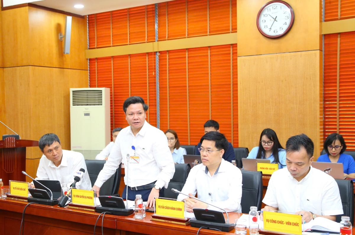 Vụ trưởng Vụ Ch&iacute;nh quyền địa phương (Bộ Nội vụ) Phan Trung Tuấn th&ocirc;ng tin tại họp b&aacute;o Bộ Nội vụ ng&agrave;y 28/4/2025. Ảnh: Tống Gi&aacute;p.&nbsp;