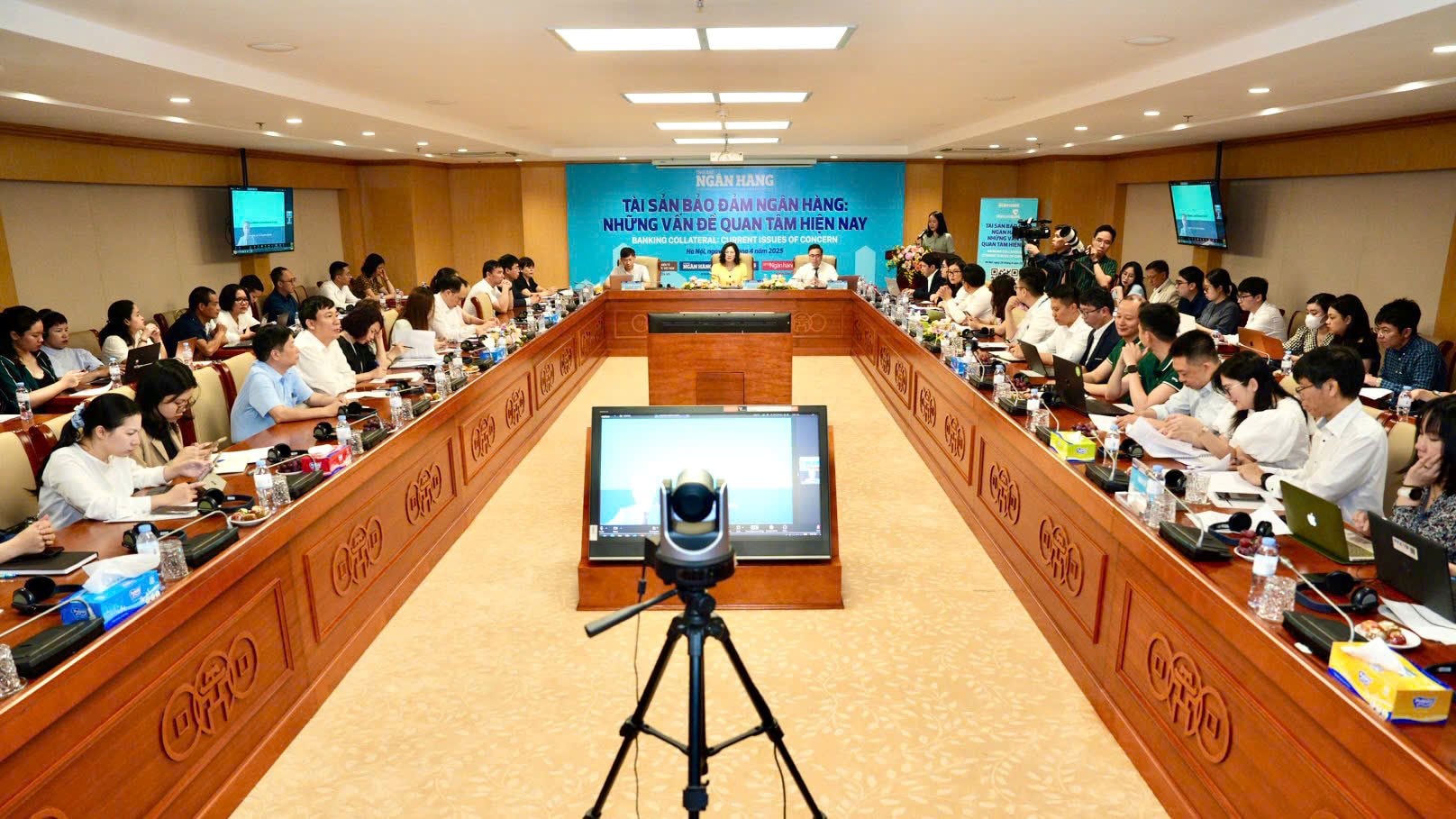 C&aacute;c chuy&ecirc;n gia trao đổi tại toạ đ&agrave;m.