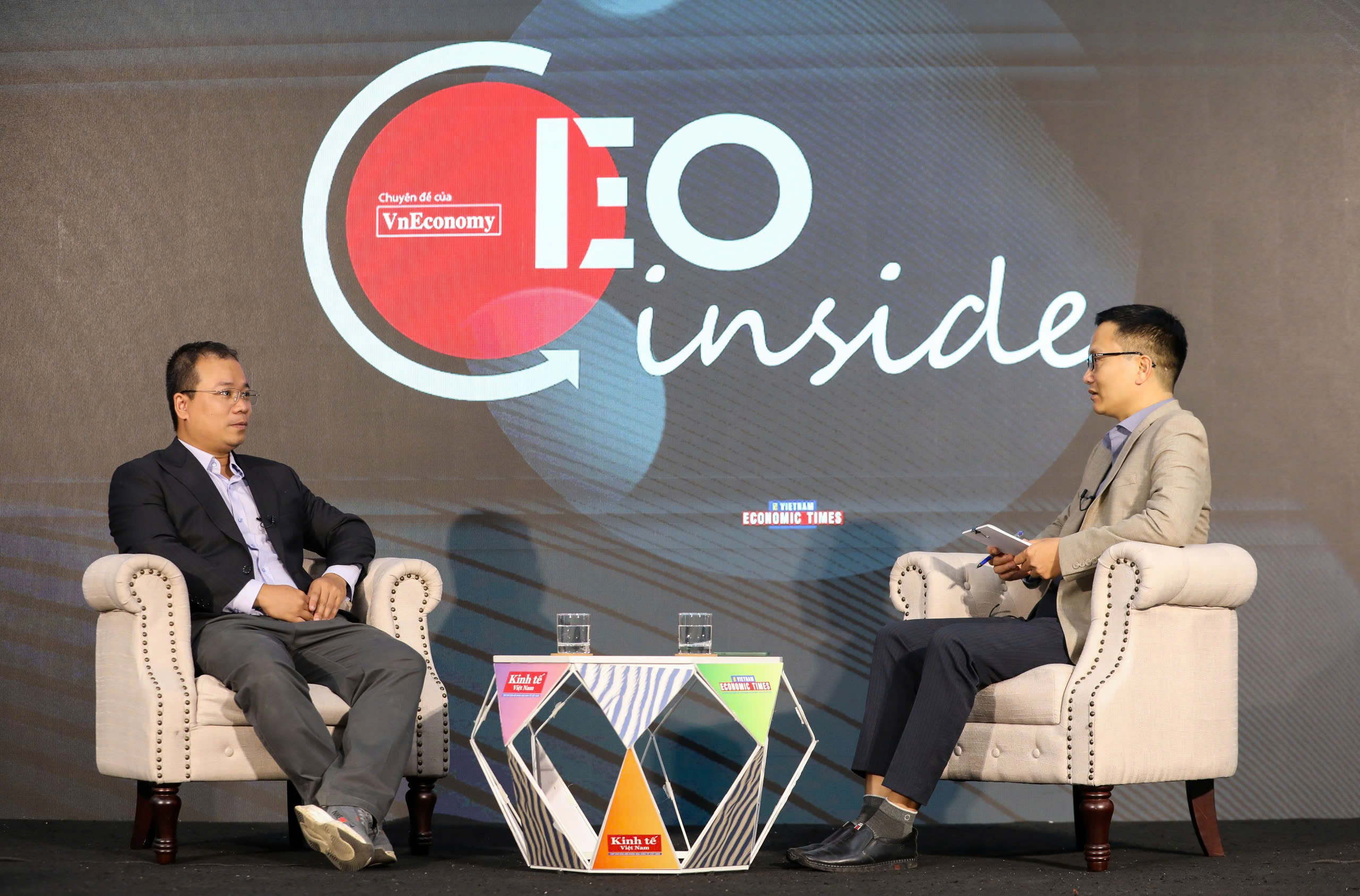 &Ocirc;ng Đặng Quang Hưng, Gi&aacute;m đốc Kỹ thuật SWD (trái) trao đ&ocirc;̉i cùng VnEconomy&nbsp;