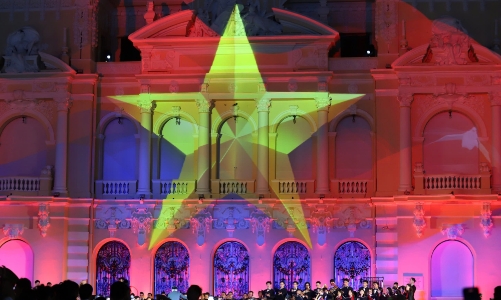 [Phóng sự ảnh]: TP. Hồ Chí Minh rực rỡ sắc màu chào mừng kỷ niệm 50 năm Ngày Giải phóng miền Nam