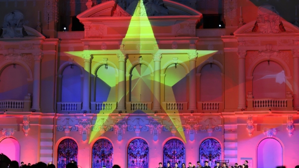 [Phóng sự ảnh]: TP. Hồ Chí Minh rực rỡ sắc màu chào mừng kỷ niệm 50 năm Ngày Giải phóng miền Nam