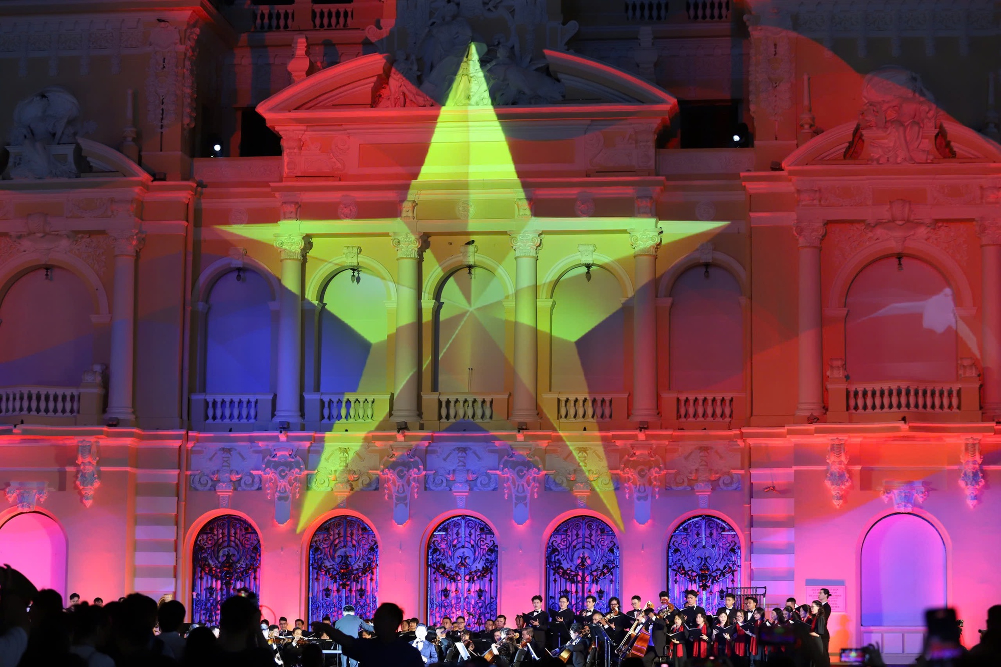 Tại chương trình khai mạc sự kiện "Sắc màu thành phố Bác", khán giả có dịp chứng kiến màn trình diễn công nghệ 3D Mapping đầy màu sắc và ánh sáng tại trụ sở Ủy ban nhân dân TP. Hồ Chí Minh - Ảnh: VGP/Vũ Phong.