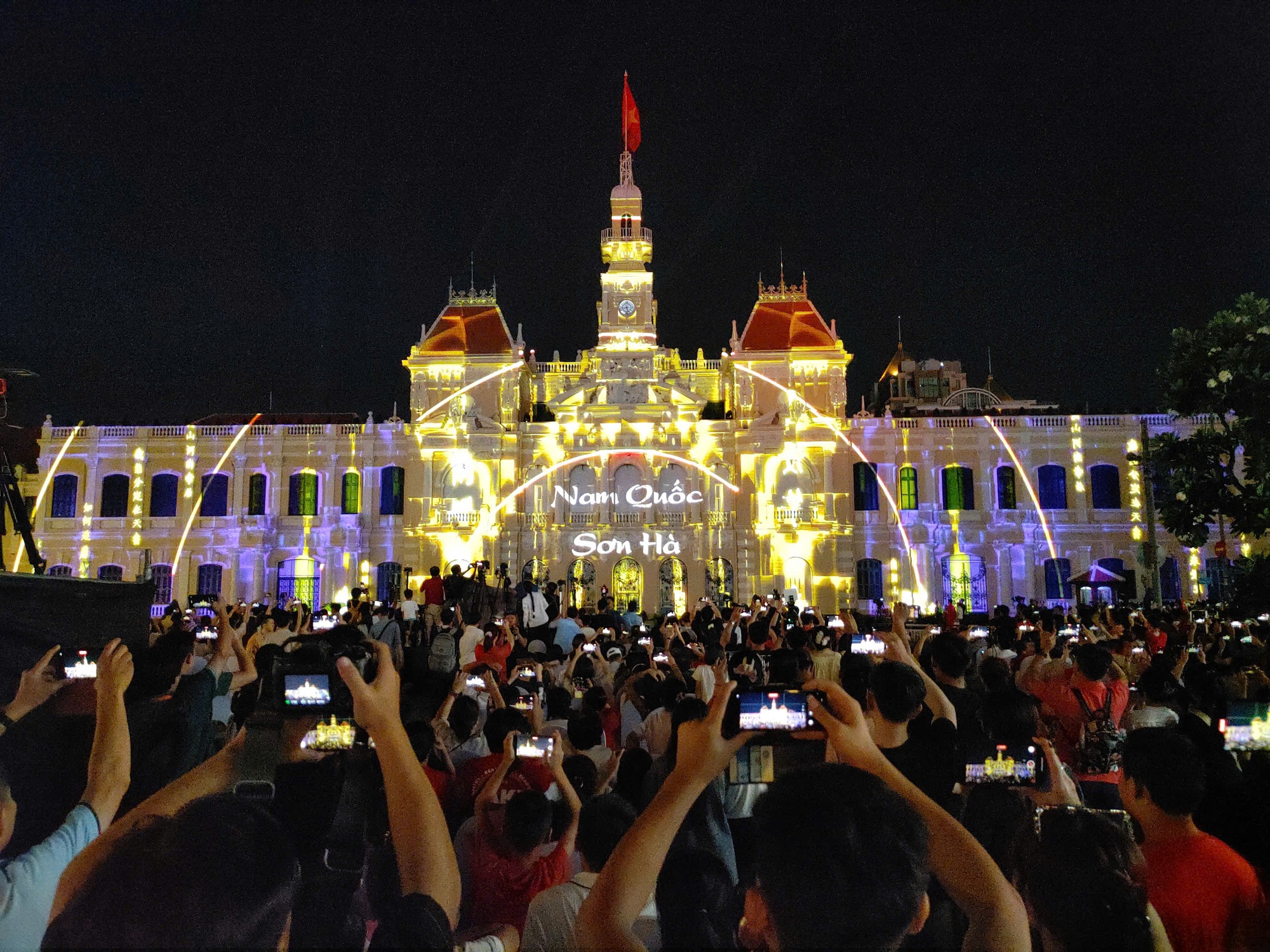 Thành phố mang tên Bác những ngày tháng Tư lịch sử khoác lên mình sắc màu rực rỡ của những màn pháo hoa. Bên bờ sông Sài Gòn, hàng chục nghìn thiết bị bay không người lái – những cánh chim công nghệ đồng loạt thắp sáng không gian, vẽ nên những biểu tượng hào hùng và những khát vọng vươn xa của một đô thị hiện đại - Ảnh: VGP/Vũ Phong.