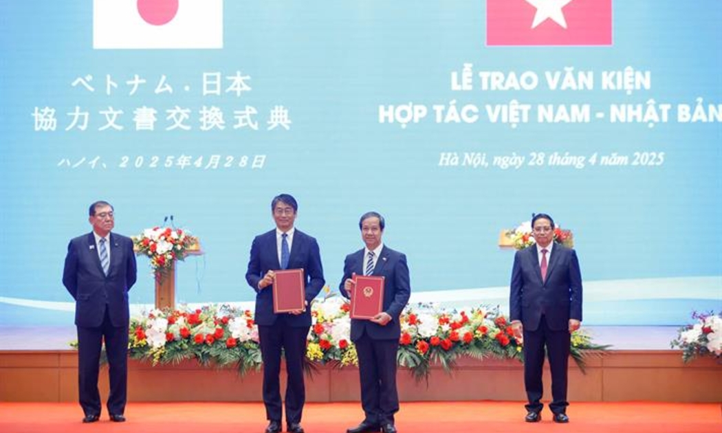 Trước sự chứng kiến của Thủ tướng hai nước, Bộ trưởng Bộ Giáo dục và Đào tạo Việt Nam Nguyễn Kim Sơn và Đại sứ Nhật Bản tại Việt Nam Ito Naoki đã ký kết Thoả thuận khung về việc dạy tiếng Nhật ở trường phổ thông Việt Nam. Ảnh: MOET.
