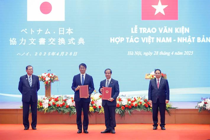 Trước sự chứng kiến của Thủ tướng hai nước, Bộ trưởng Bộ Giáo dục và Đào tạo Việt Nam Nguyễn Kim Sơn và Đại sứ Nhật Bản tại Việt Nam Ito Naoki đã ký kết Thoả thuận khung về việc dạy tiếng Nhật ở trường phổ thông Việt Nam. Ảnh: MOET.