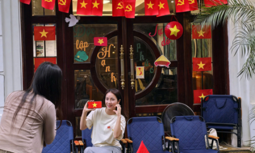 [Phóng sự ảnh] Thủ đô Hà Nội rực rỡ cờ hoa kỷ niệm 50 năm đất nước thống nhất