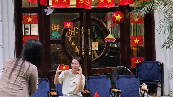 [Phóng sự ảnh] Thủ đô Hà Nội rực rỡ cờ hoa kỷ niệm 50 năm đất nước thống nhất