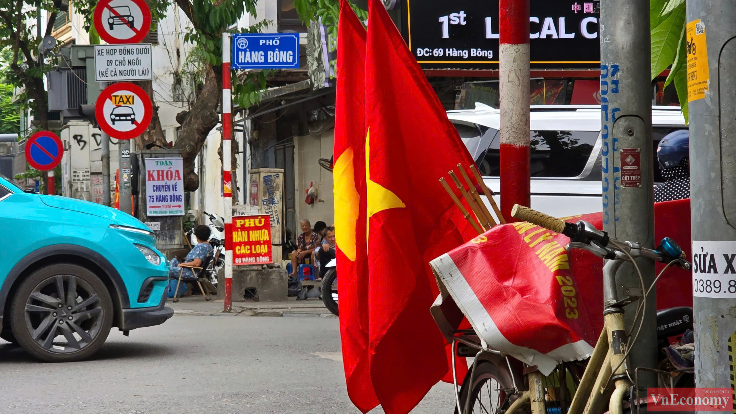 Trên những con phố cổ đặc trưng của Thủ đô, cờ đỏ sao vàng rợp bóng tạo nên một 