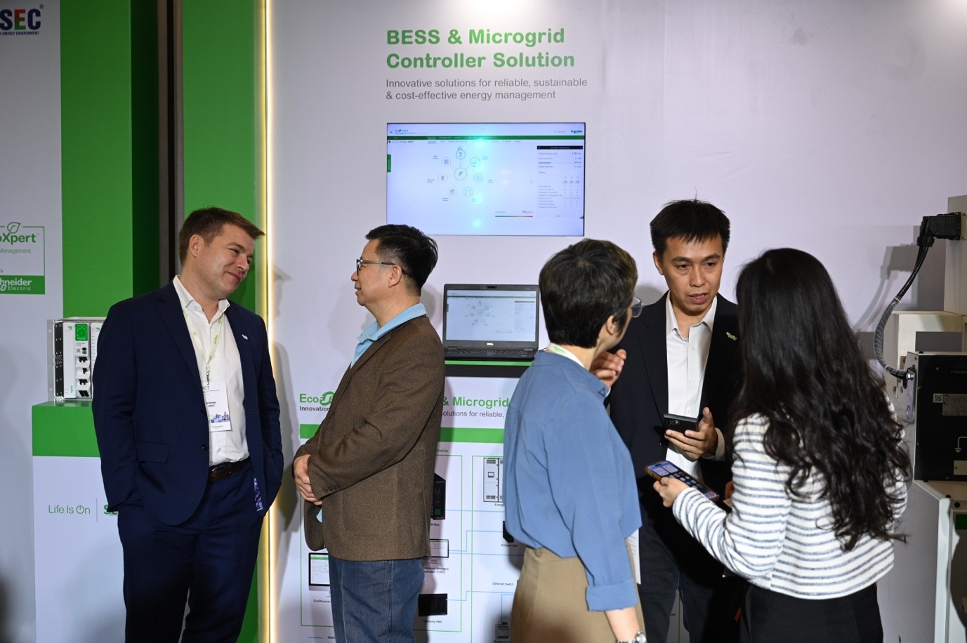 Tại sự kiện Innovation Day Hải Ph&ograve;ng 2025, Schneider Electric giới thiệu Innovation Hub - khu vực trưng b&agrave;y c&aacute;c sản phẩm v&agrave; giải ph&aacute;p c&ocirc;ng nghệ tự động ho&aacute; d&agrave;nh ri&ecirc;ng cho kh&aacute;ch h&agrave;ng trong ng&agrave;nh sản xuất c&ocirc;ng nghiệp.