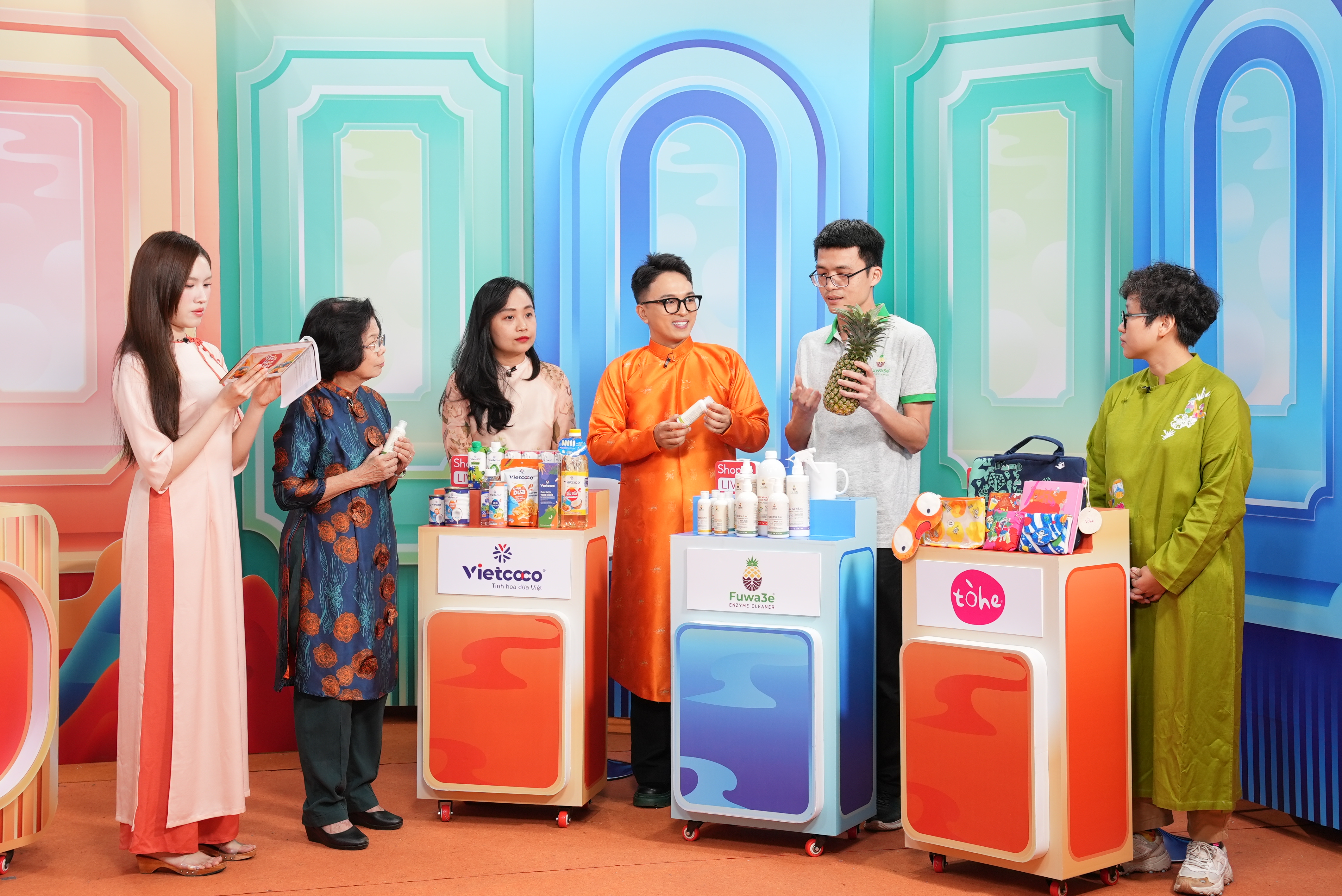 C&aacute;c doanh nghiệp nhiệt t&igrave;nh chia sẻ về h&agrave;nh tr&igrave;nh x&acirc;y dựng thương hiệu v&agrave; c&aacute;c sản phẩm của m&igrave;nh trong tập &ldquo;Tinh hoa Việt chung sức&rdquo; đầu ti&ecirc;n.