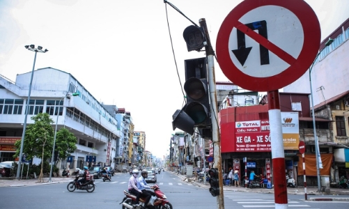 Khẩn trương khắc phục bất cập về biển báo, đèn tín hiệu giao thông trên toàn quốc