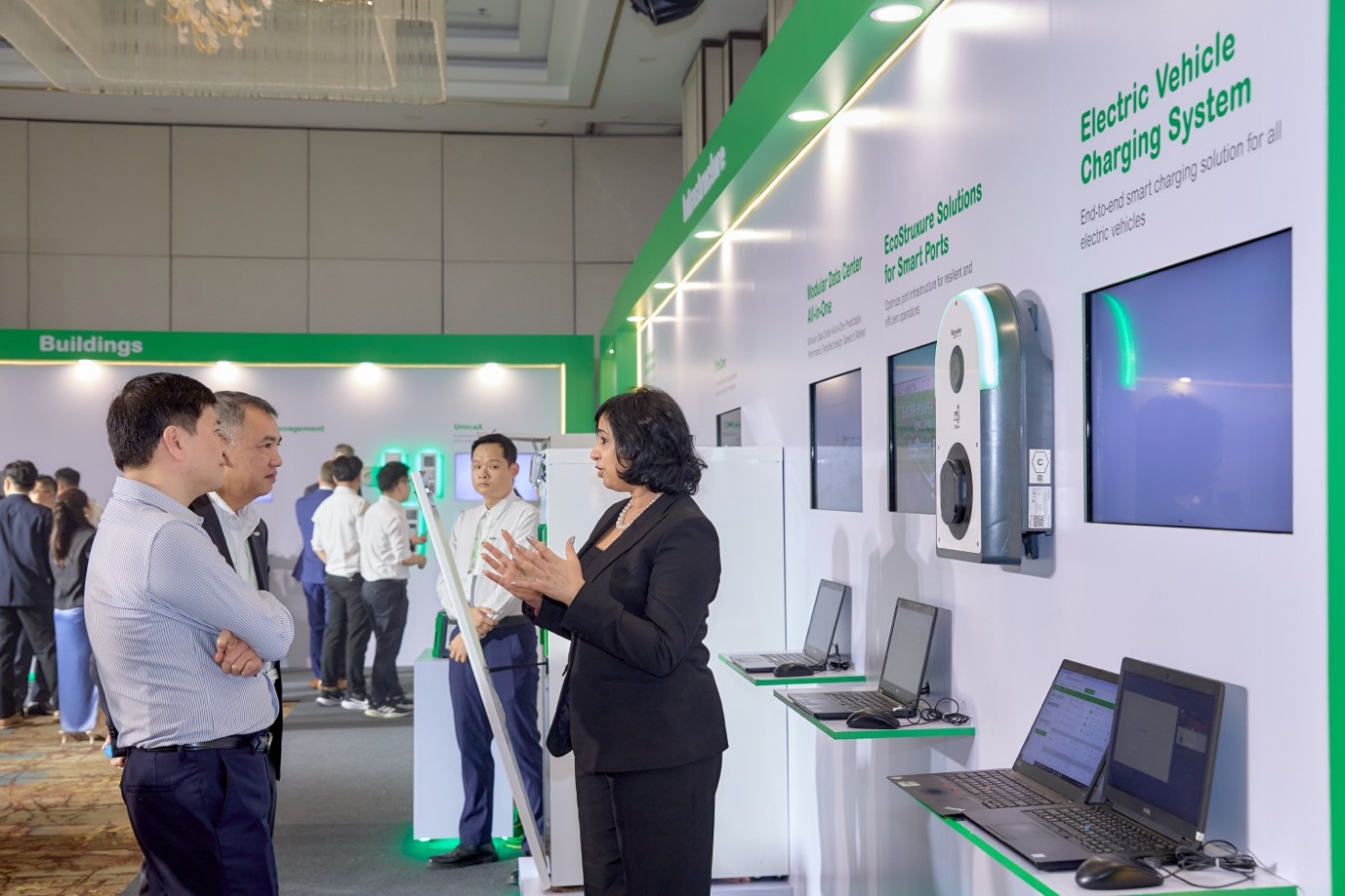 Khu vực triển l&atilde;m Innovation Hub thu h&uacute;t sự quan t&acirc;m của đ&ocirc;ng đảo chuy&ecirc;n gia với c&aacute;c giải ph&aacute;p s&aacute;ng tạo.