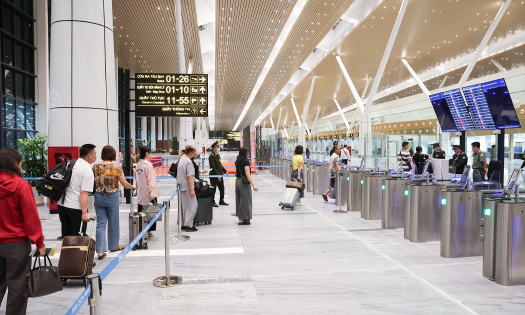 Hành khách làm thủ tục an ninh tại nhà ga T3 sân bay Tân Sơn Nhất - Ảnh minh họa.