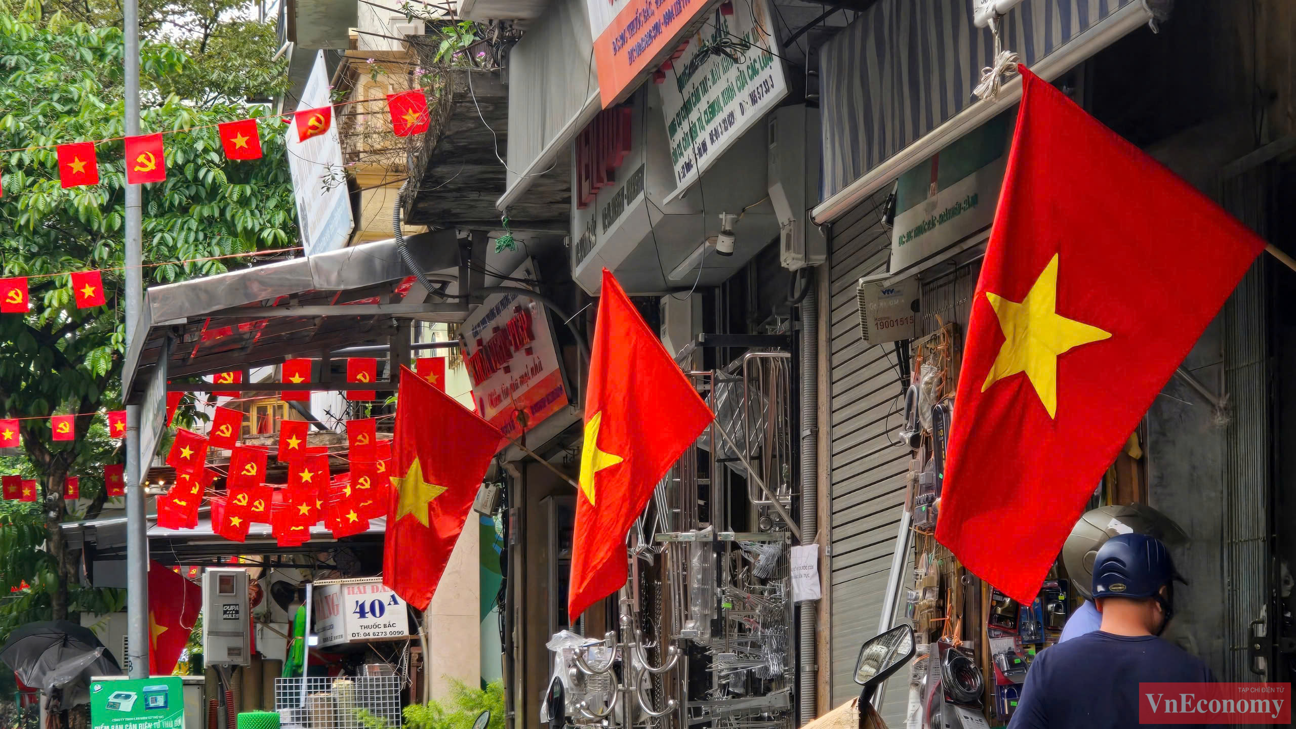Đường phố Hà Nội rực rỡ sắc đỏ - vàng của cờ hoa, khẩu hiệu chào mừng đại lễ lịch sử 50 năm Ngày Giải phóng miền Nam, Thống nhất đất nước.