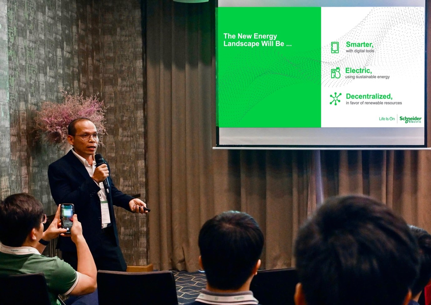 &Ocirc;ng Đỗ Anh T&agrave;i, phụ tr&aacute;ch New Energy Landscape tại Schneider Electric Việt Nam chia sẻ về c&aacute;c xu hướng trong bối cảnh năng lượng mới tại sự kiện Innovation Day 2025 - Hải Ph&ograve;ng.