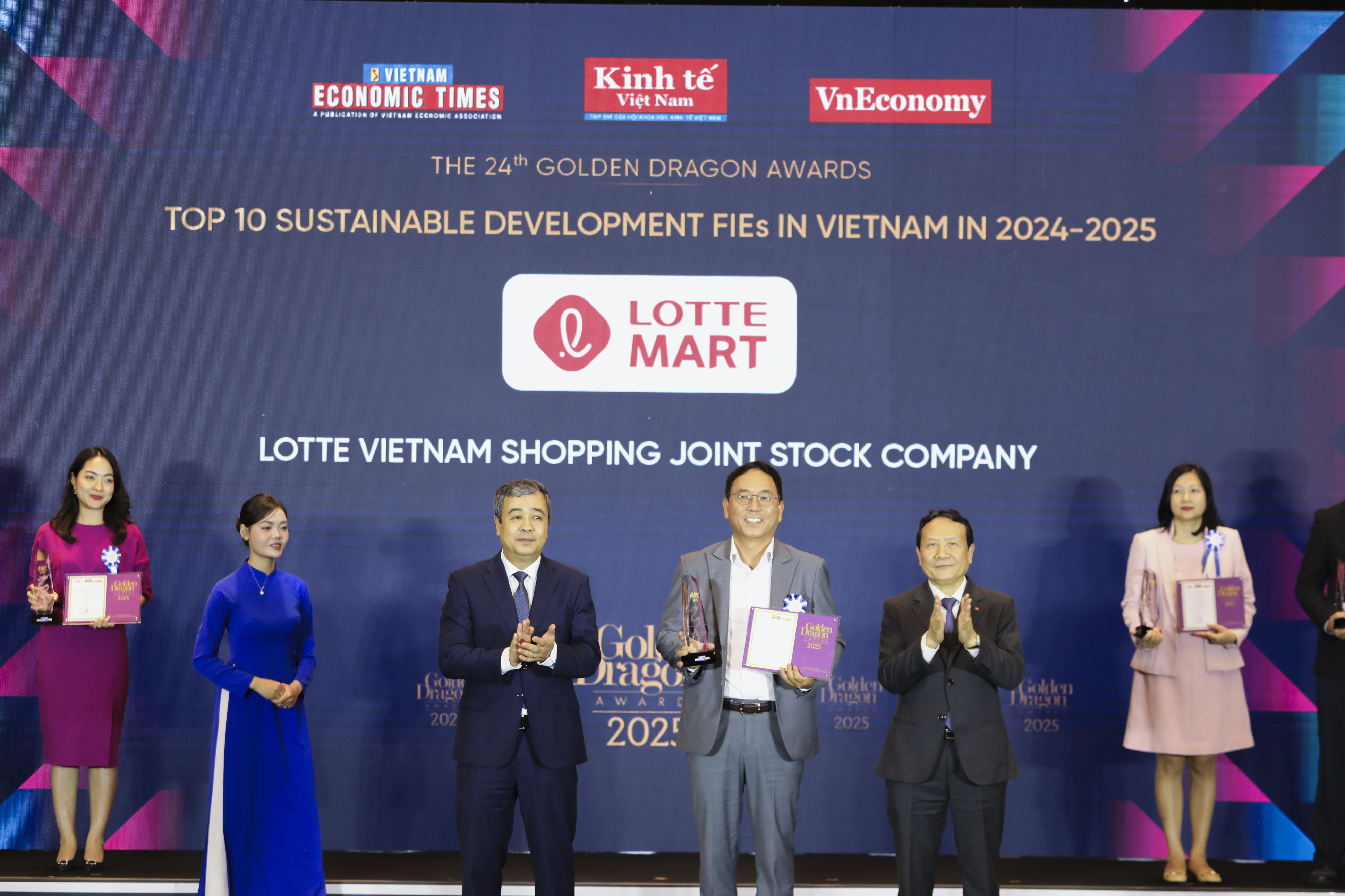 Ông Shin JuBack, Tổng giám đốc LOTTE Mart Việt Nam, đại diện LOTTE Mart nhận giải Top 10 Doanh nghiệp FIE phát triển bền vững 2024 - 2025.
