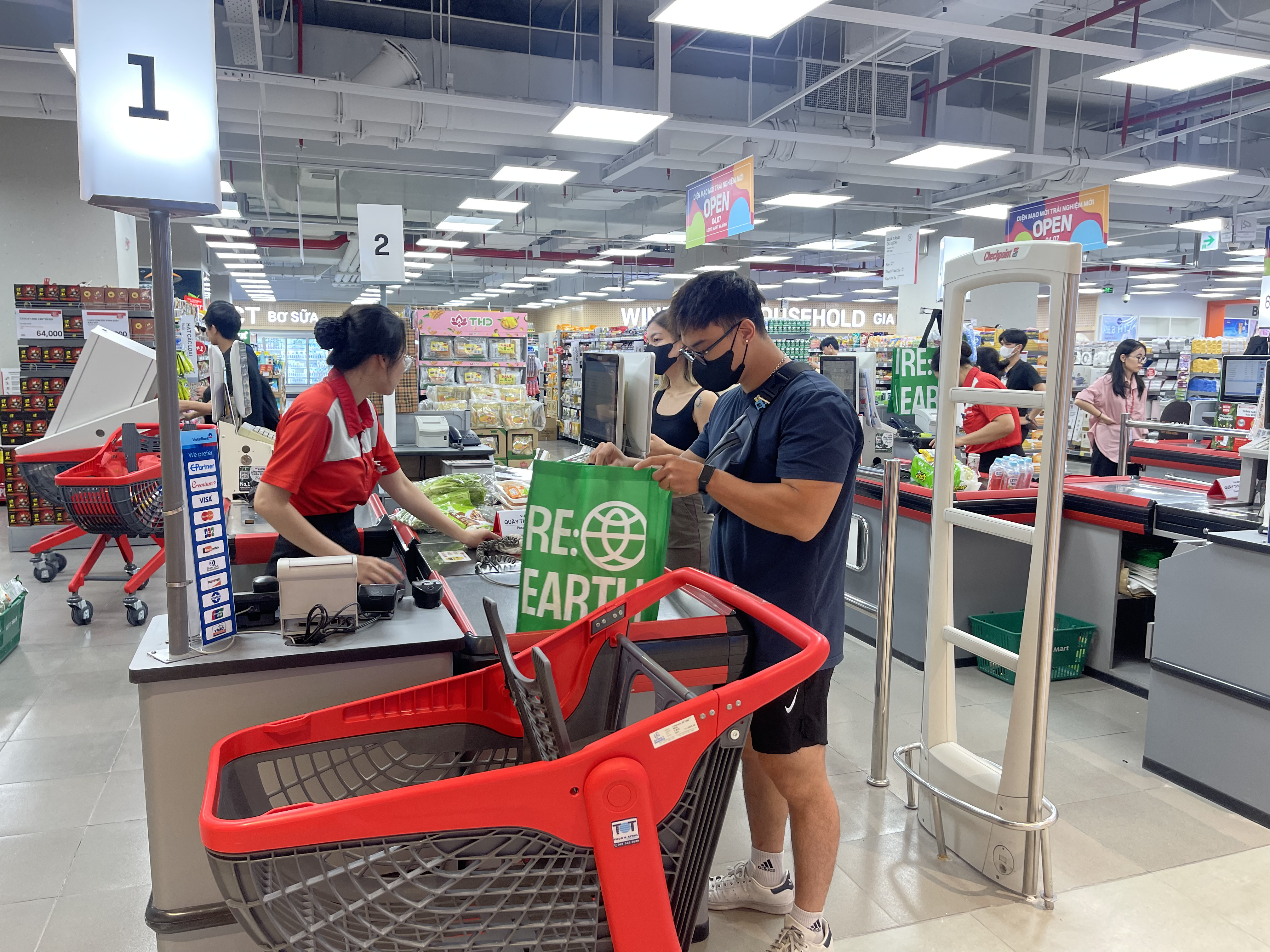 LOTTE Mart thường xuy&ecirc;n triển khai c&aacute;c chương tr&igrave;nh khuyến kh&iacute;ch kh&aacute;ch h&agrave;ng thay đổi th&oacute;i quen mua sắm xanh hơn.