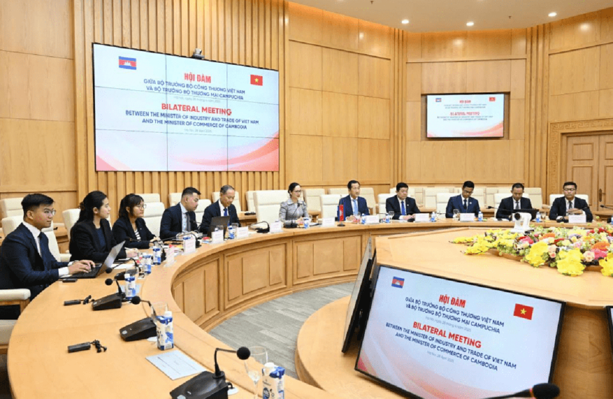 Bộ trưởng Bộ Thương mại Campuchia Cham Nimul đề xuất hai b&ecirc;n nghi&ecirc;n cứu th&agrave;nh lập Ủy ban Hợp t&aacute;c Thương mại song phương Việt Nam &ndash; Campuchia. Ảnh: MOIT.