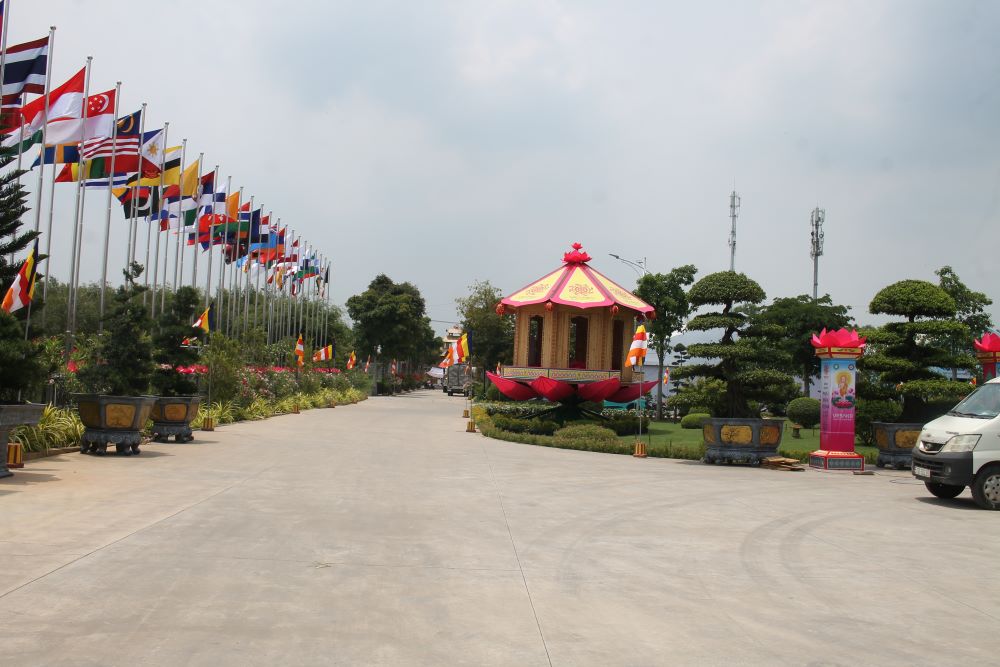 Một g&oacute;c trang tr&iacute; Khu vực Diễn ra Đại lễ. Ảnh: Chu Kh&ocirc;i.