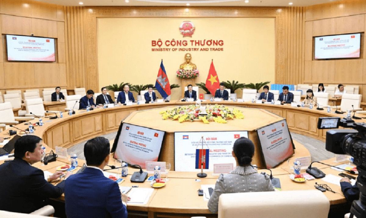 Bộ trưởng Bộ C&ocirc;ng Thương Nguyễn Hồng Di&ecirc;n hội đ&agrave;m với Bộ trưởng Bộ Thương mại Campuchia Cham Nimul. Ảnh: MOIT