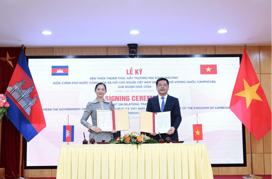Bộ trưởng Nguyễn Hồng Diên và Bộ trưởng Cham Nimul ký kết Bản Thỏa thuận thúc đẩy thương mại song phương giữa Chính phủ Việt Nam và Chính phủ Campuchia giai đoạn 2025-2026. Ảnh: MOIT.