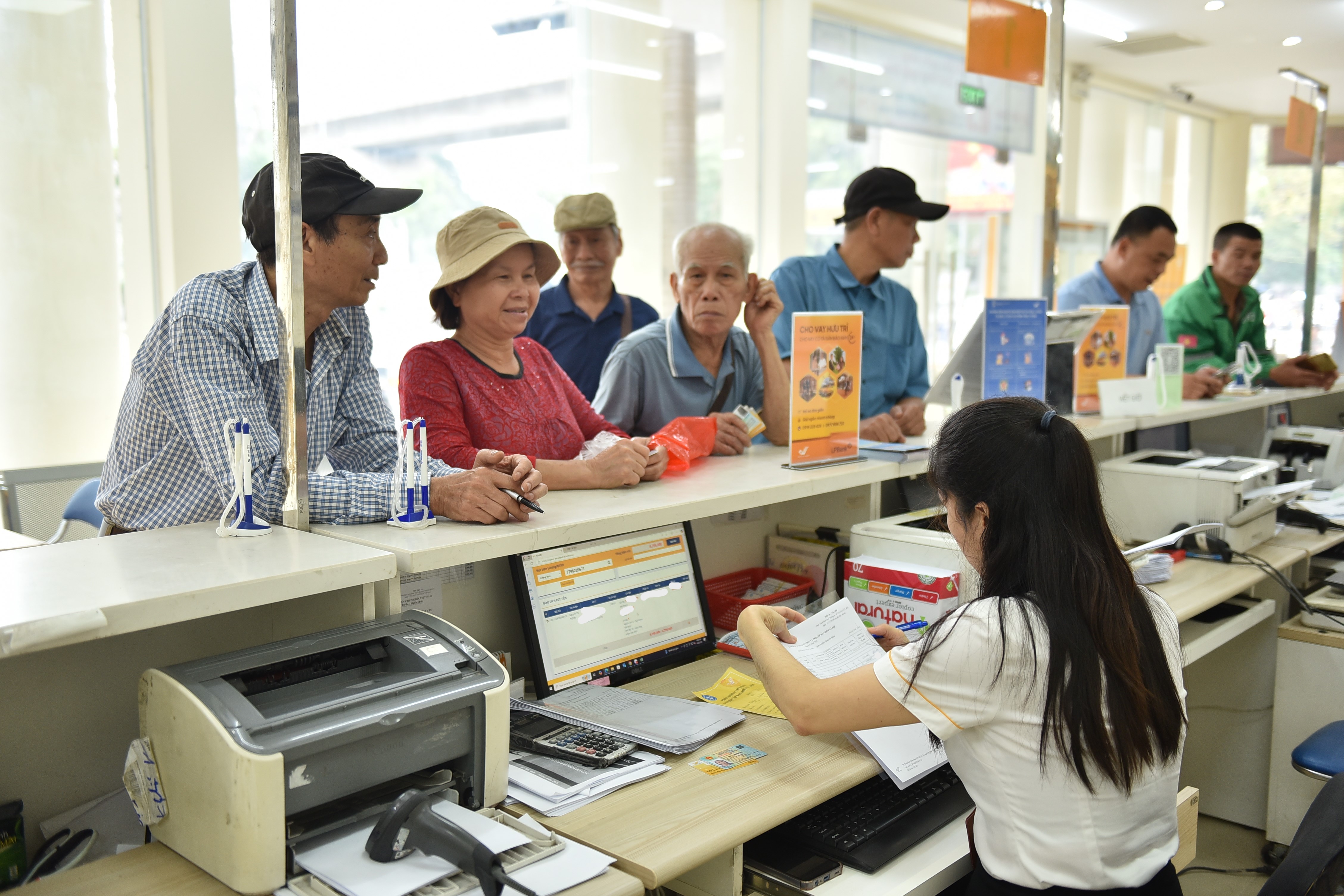 Người hưởng lương hưu tại Hà Nội. Ảnh: Khánh Duy.