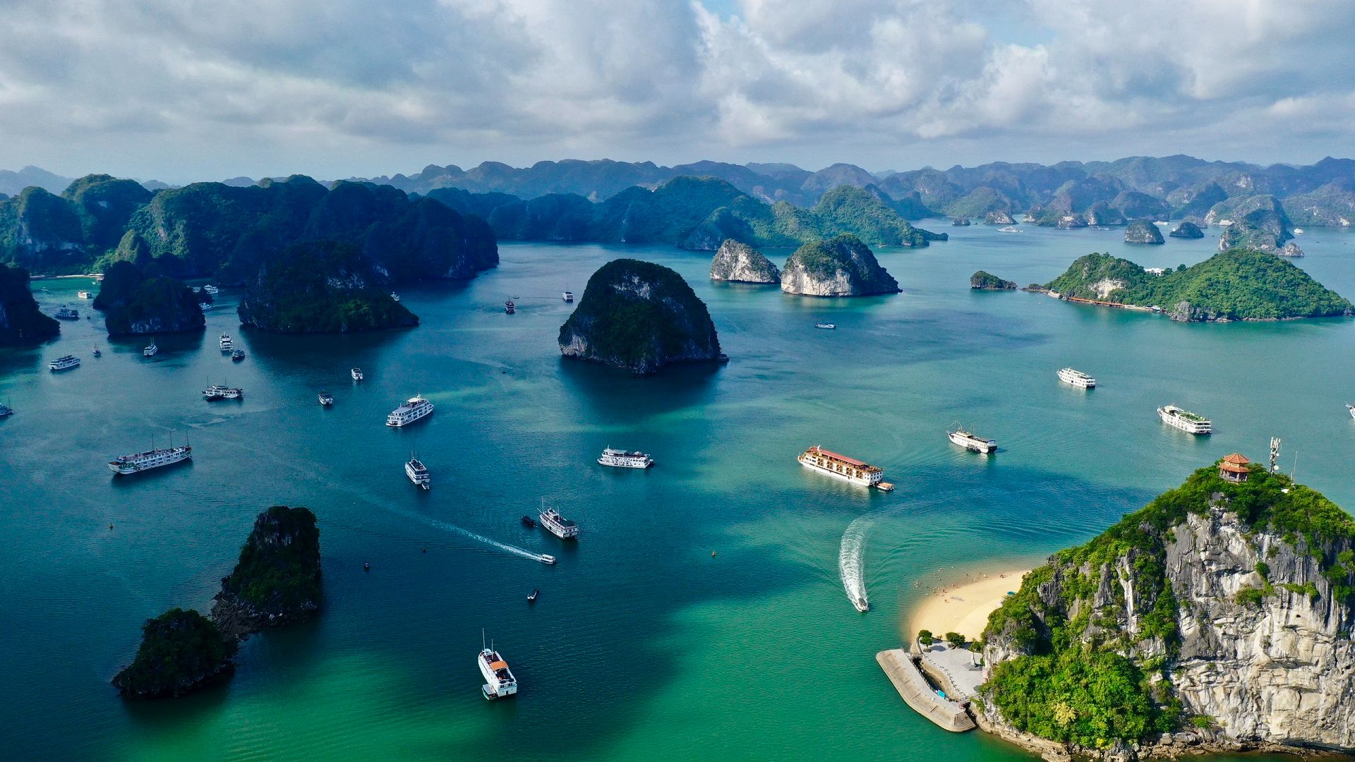 Từ ngày 1/5, phí tham quan trên vịnh Hạ Long áp dụng mức thu mới.