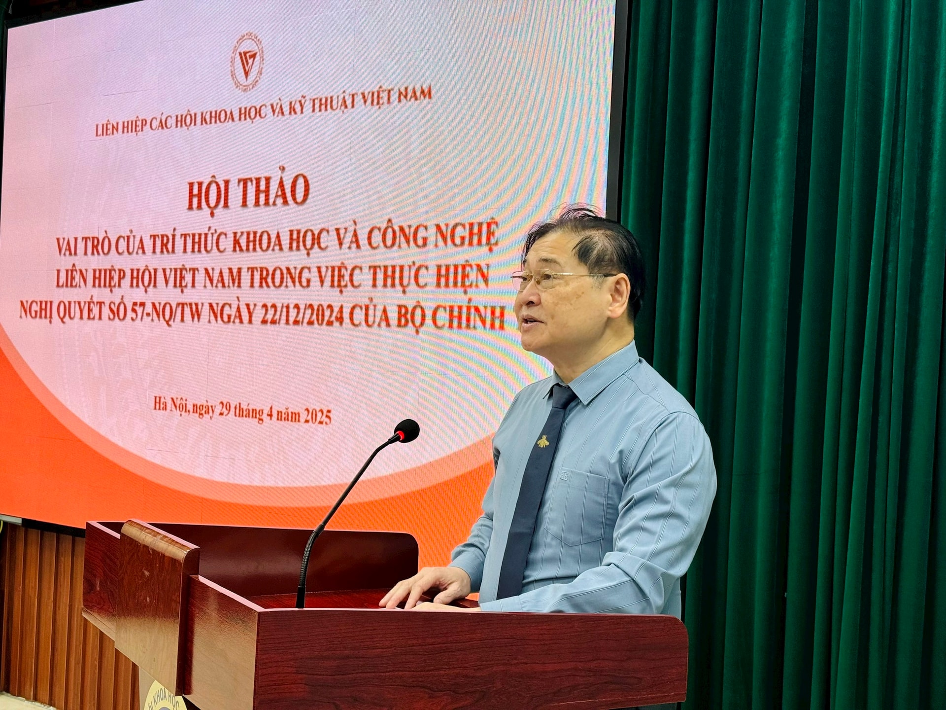TSKH. Phan Xuân Dũng, Bí thư Đảng ủy, Chủ tịch Liên hiệp các Hội Khoa học và kỹ thuật Việt Nam, phát biểu khai mạc hội thảo.
