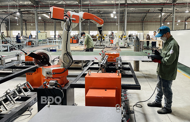 Nhà máy sản xuất sản phẩm gỗ với trang bị máy móc hiện đại, vận hành bằng robot tại Công ty TNHH MTV gỗ Phú Tài Bình Định - Ảnh: Bùi Nghĩa. 