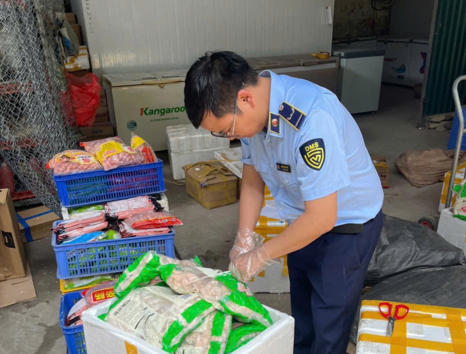 807 kg thực phẩm bao gói sẵn không có hóa đơn chứng từ.