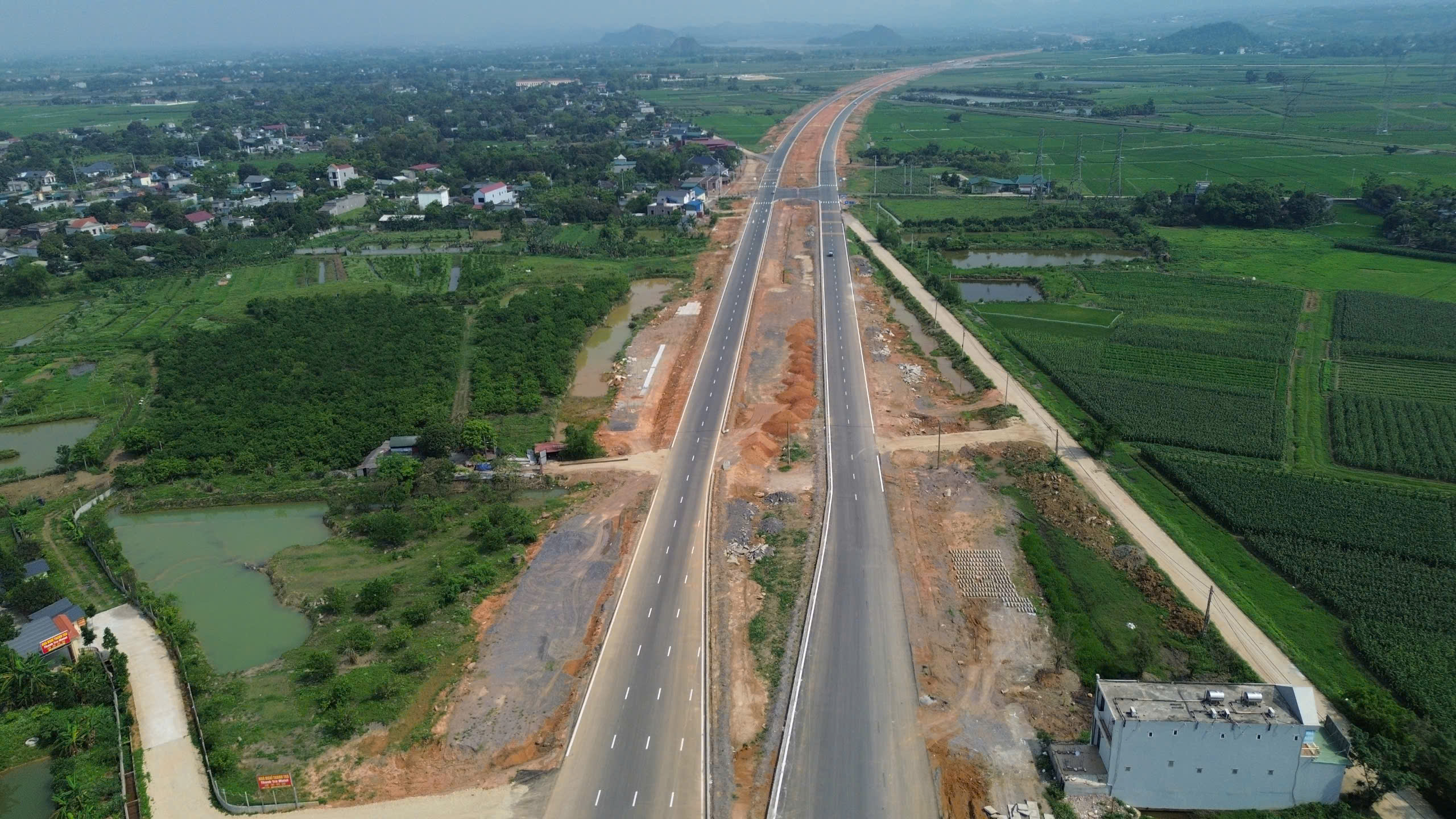 Theo Ban Quản lý Dự án đầu tư xây dựng công trình giao thông tỉnh Ninh Bình cho biết, dự án có khối lượng thi công đặc biệt lớn, đến nay đã hoàn thành các hạng mục chính, đủ điều kiện khánh thành đưa vào khai thác phục vụ phát triển kinh tế và đi lại của nhân dân sau 36 tháng thi công, rút ngắn được 20 tháng so với tiến độ dự án được phê duyệt.