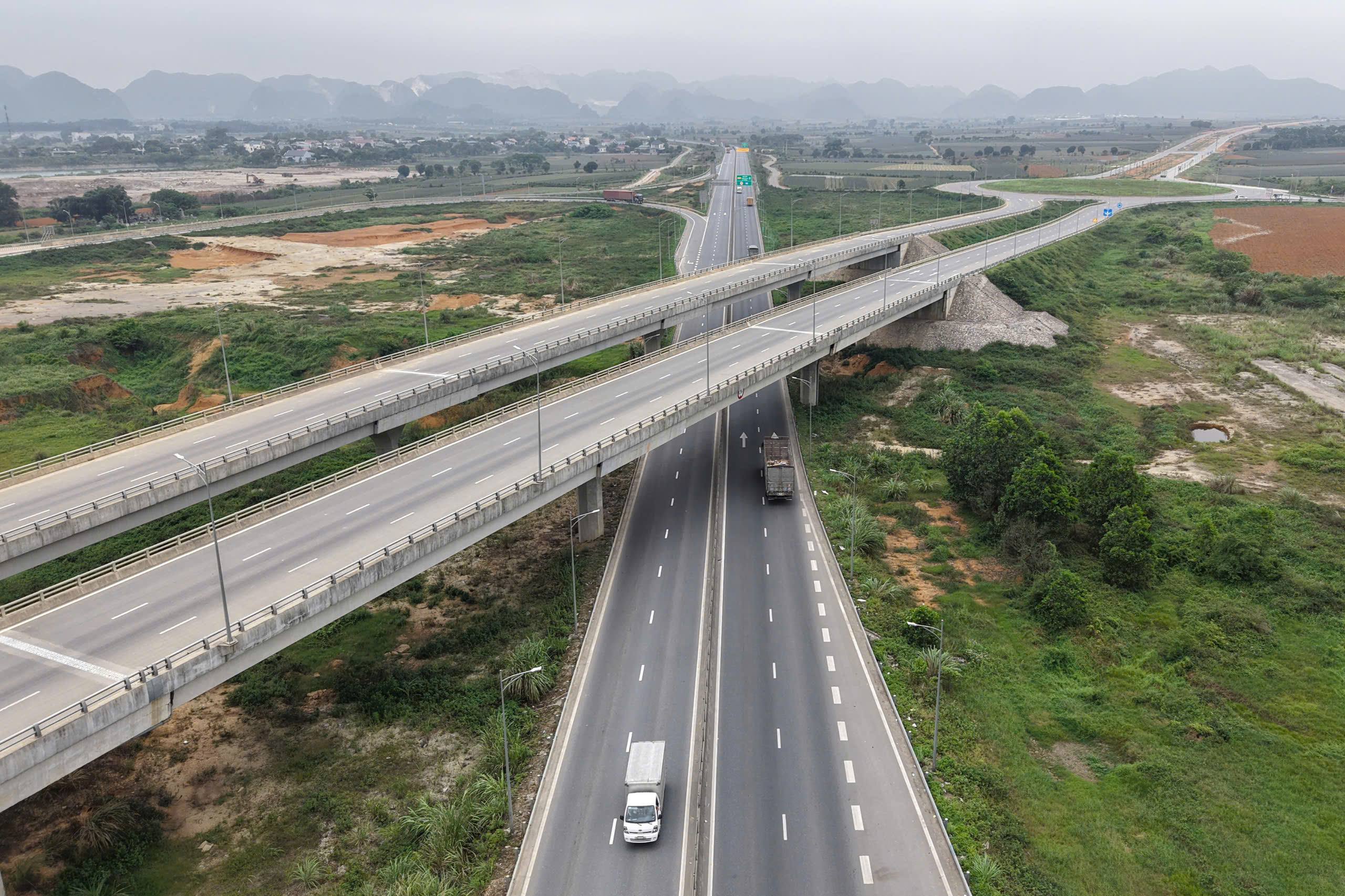 Đoạn đầu tuyến đến n&uacute;t giao đường cao tốc Bắc &ndash; Nam c&oacute; quy m&ocirc; 8 l&agrave;n xe.