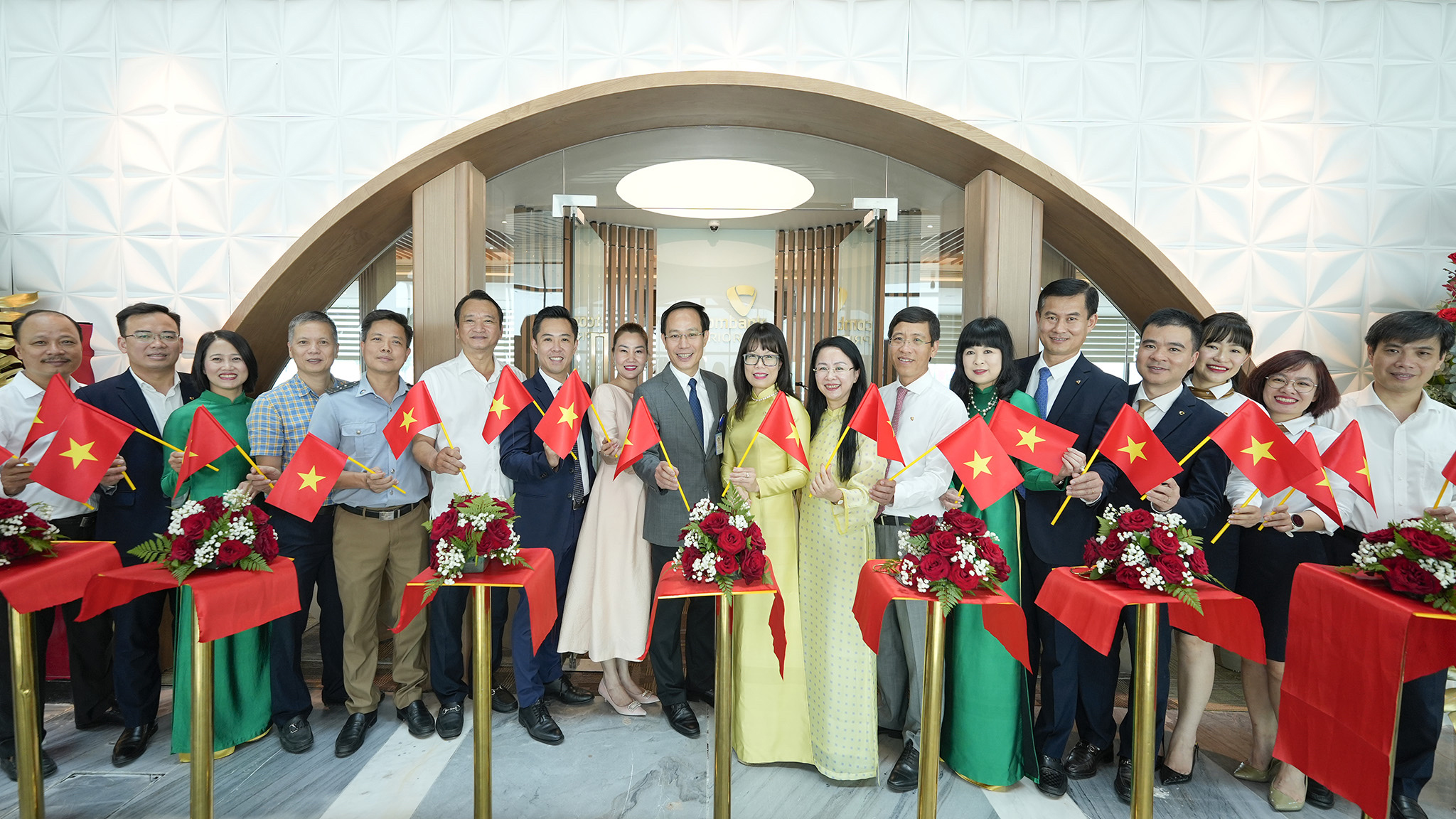 Đại biểu và khách mời chúc mừng lễ khai trương phòng chờ Vietcombank Priority tại Nhà ga T3, Sân bay quốc tế Tân Sơn Nhất, Tp.HCM sáng ngày 30/4/2025.