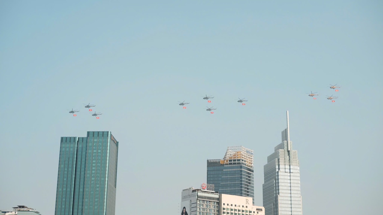 Chương tr&igrave;nh diễu binh, diễu h&agrave;nh được bắt đầu bằng m&agrave;n biểu diễn của phi đội m&aacute;y bay trực thăng mang theo cờ Đảng, cờ Tổ quốc c&ugrave;ng phi đội m&aacute;y bay ti&ecirc;m k&iacute;ch chiến đấu của Qu&acirc;n đội nh&acirc;n d&acirc;n Việt Nam tr&ecirc;n bầu trời trung t&acirc;m Th&agrave;nh phố Hồ Ch&iacute; Minh.