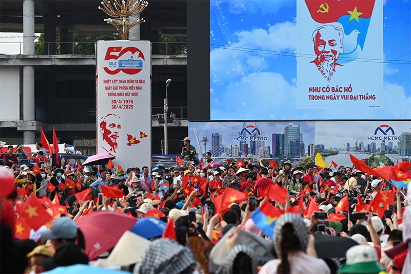 D&ograve;ng người mỗi l&uacute;c một đ&ocirc;ng, tạo n&ecirc;n một kh&ocirc;ng gian rực rỡ sắc đỏ v&agrave;ng của cờ Tổ quốc, &aacute;o in quốc kỳ v&agrave; c&aacute;c băng r&ocirc;n cổ động. Nhiều người mang theo cờ nhỏ, khăn qu&agrave;ng đỏ, mặc &aacute;o in h&igrave;nh cờ Việt Nam, l&agrave;m cho cả kh&ocirc;ng gian như được &ldquo;nhuộm đỏ&rdquo; bởi tinh thần y&ecirc;u nước v&agrave; niềm tự h&agrave;o d&acirc;n tộc.&nbsp;