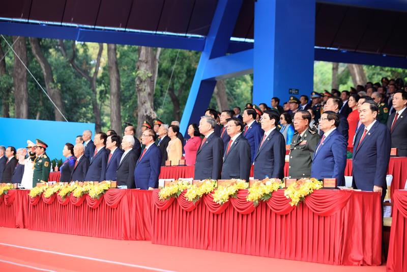 Party General Secretary To Lam (front row, 6th from right) and other leaders and former leaders of the Party and State, and foreign distinguished guests at the national celebration of the 50th anniversary of the liberation of the South and national reunification. (Photo: VGP)