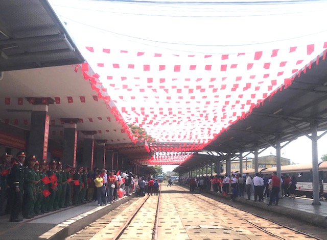 Các cựu chiến binh, nhân chứng lịch sử đón hành khách từ tàu SE1 tại ga Đà Nẵng. Ảnh Ngô Anh Văn