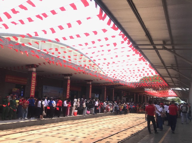 Hàng nghìn người dân và đoàn viên thanh niên đón tàu SE1 tại Ga Đà Nẵng hoà chung không khí hân hoan cùng cả nước chào mừng đại lễ Kỷ niệm 50 năm Giải phóng miền Nam, thống nhất đất nước. Ảnh Ngô Anh Văn