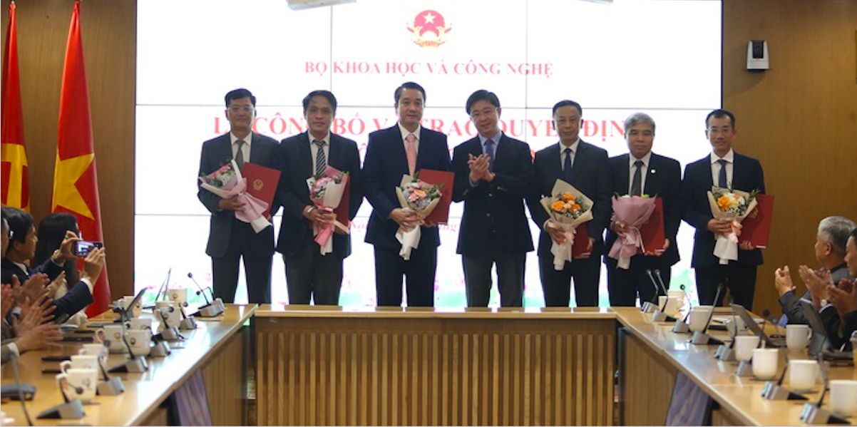 Thứ trưởng Bộ Thông tin và Truyền thông Bùi Hoàng Phương trao quyết định cho các cán bộ được nhận quyết định.