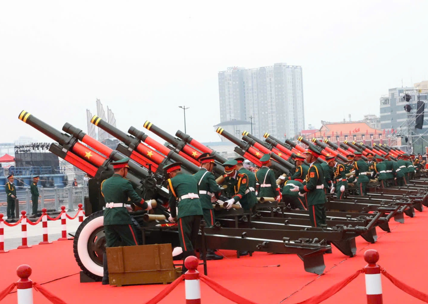 Ch&agrave;o mừng kỷ niệm 50 năm Ng&agrave;y Giải ph&oacute;ng miền Nam, thống nhất đất nước (30/4/1975 &ndash; 30/4/2025), v&agrave;o l&uacute;c 7h s&aacute;ng ng&agrave;y 30/4, lực lượng ph&aacute;o lễ tại bến Bạch Đằng đ&atilde; khai hỏa 21 ph&aacute;t đại b&aacute;c rền&nbsp;vang mở đầu Đại lễ.Tiếng đại b&aacute;c vang rền tr&ecirc;n bầu trời Th&agrave;nh phố mang t&ecirc;n B&aacute;c kh&ocirc;ng chỉ l&agrave; lời ch&agrave;o mừng Đại lễ 30/4 m&agrave; c&ograve;n l&agrave; biểu tượng cho tinh thần bất diệt của d&acirc;n tộc Việt Nam trong cuộc đấu tranh v&igrave; độc lập, h&ograve;a b&igrave;nh v&agrave; thống nhất đất nước. Ảnh: VGP.