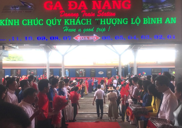 Lãnh đạo Tổng Công ty Đường sắt Việt Nam và thành phố Đà Nẵng và các Bộ ngành đón tiếp hành khách trên chuyến tài SE1 từ ga Hà Nội đến ga Đà Nẵng lúc 12h40. Ảnh Ngô Anh Văn