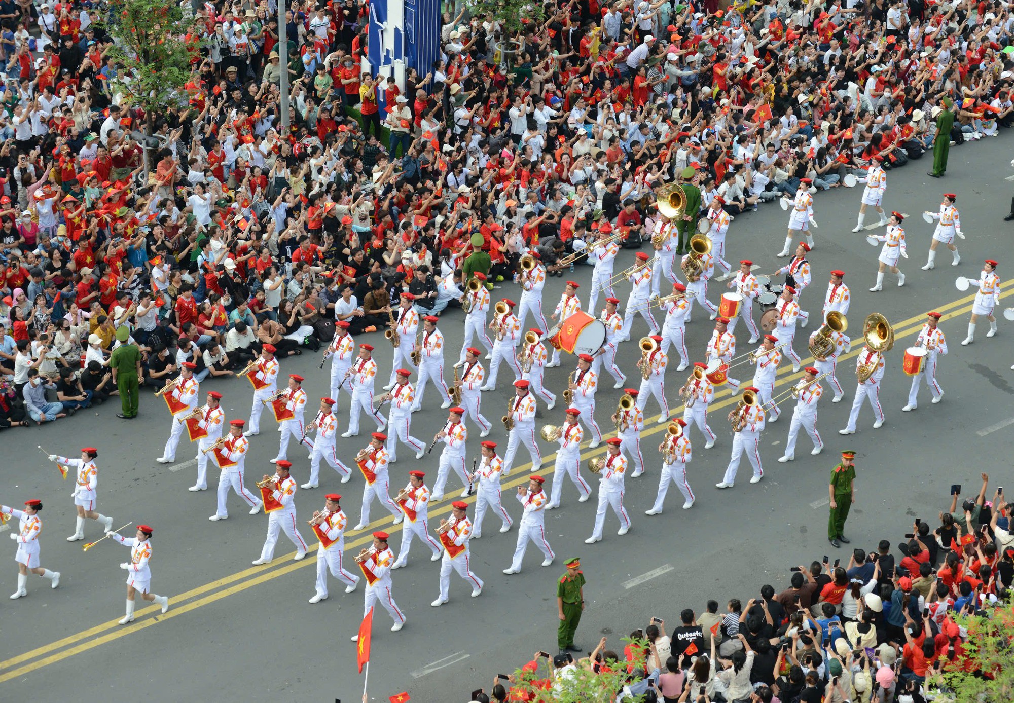 H&ograve;a c&ugrave;ng niềm tự h&agrave;o của cả nước hướng về cột mốc 50 năm lịch sử (30/4/1975 &ndash; 30/4/2025), TP.HCM ch&agrave;o đ&oacute;n du kh&aacute;ch trong kh&ocirc;ng kh&iacute; lễ hội ngập tr&agrave;n sắc m&agrave;u.