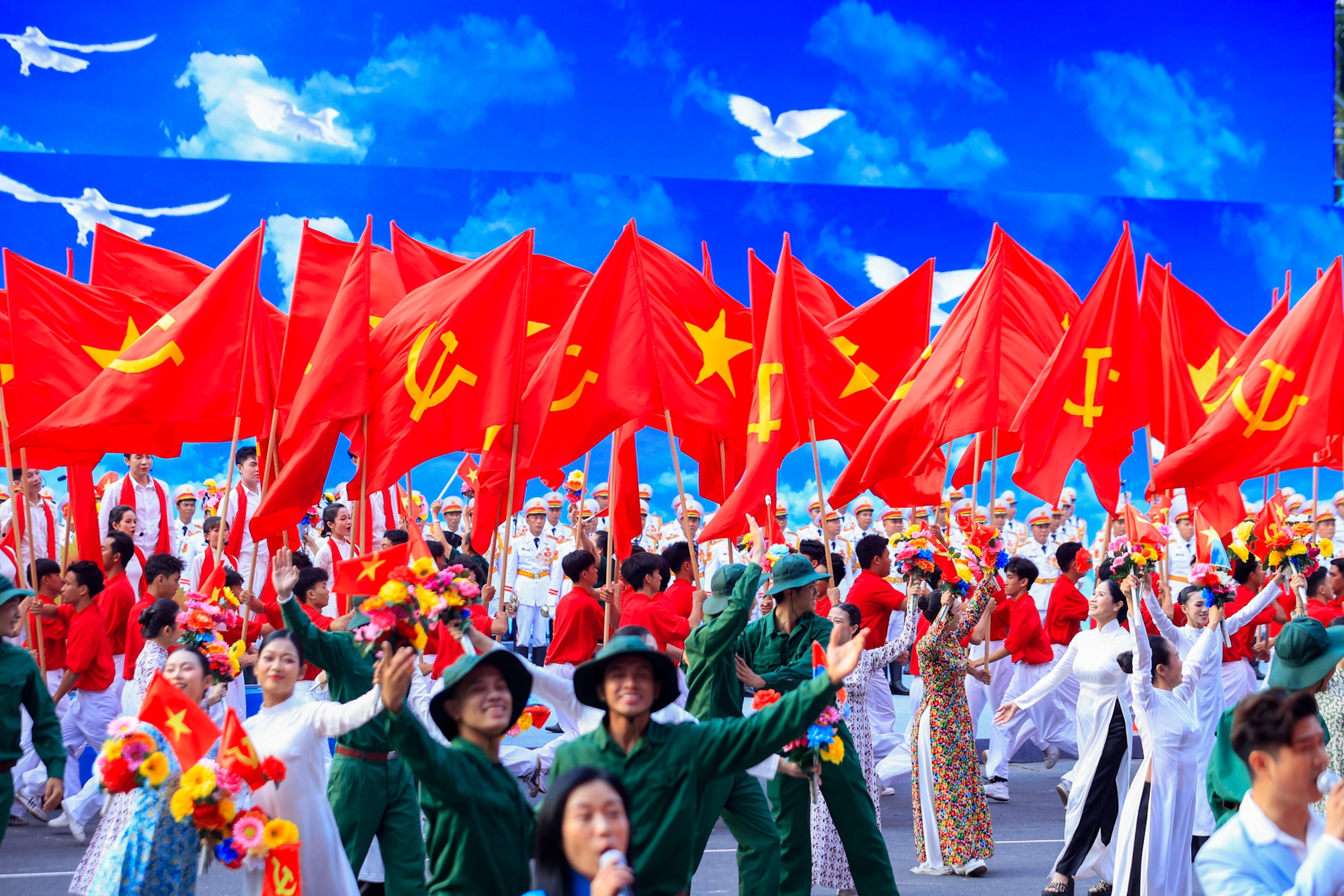 Rực rỡ sắc màu từ Chương trình nghệ thuật “Rạng rỡ non sông Việt Nam” tại đại Lễ sáng 30/4 - Ảnh: VGP.