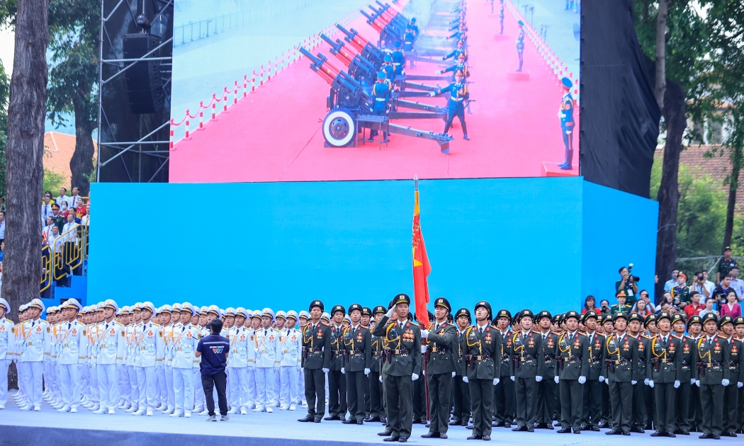 Lễ kỷ niệm bắt đầu bằng nghi lễ chào cờ trong tiếng rền vang của 21 loạt đại bác do đội pháo lễ thực hiện tại bến Bạch Đằng, Quận 1, TP.HCM - Ảnh: VGP/Nhật Bắc.