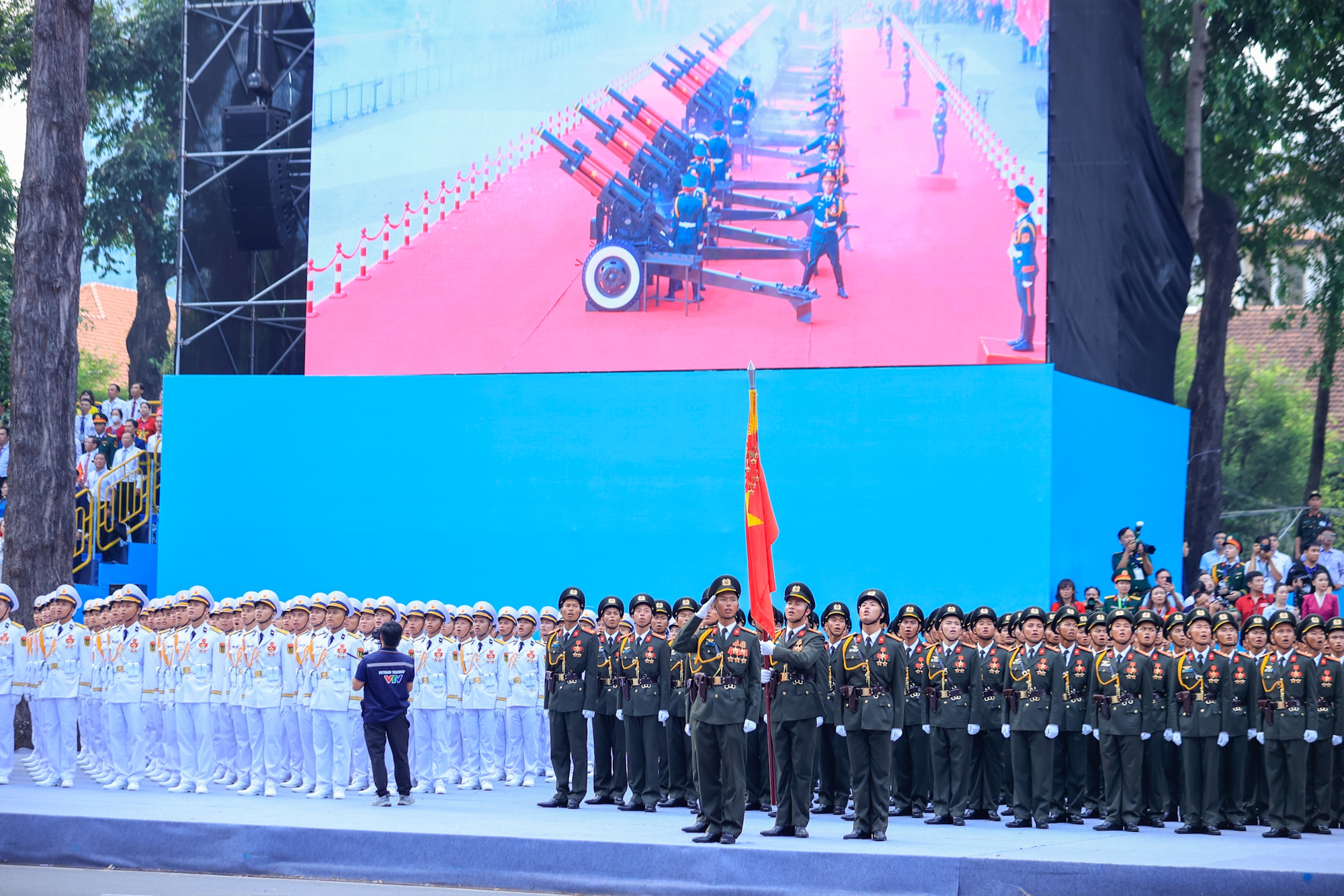Lễ kỷ niệm bắt đầu bằng nghi lễ chào cờ trong tiếng rền vang của 21 loạt đại bác do đội pháo lễ thực hiện tại bến Bạch Đằng, Quận 1, TP.HCM - Ảnh: VGP/Nhật Bắc.