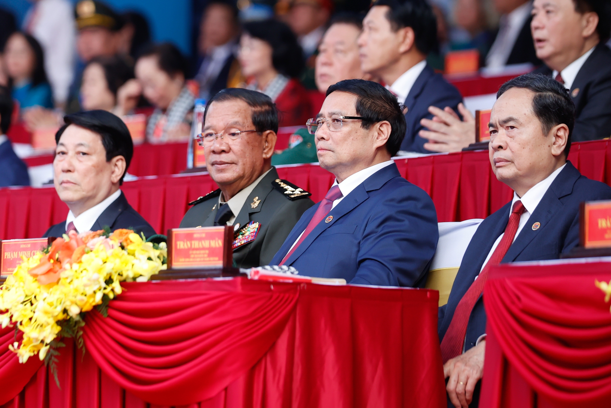 Chủ tịch nước Lương Cường, ng&agrave;i Samdech Techo Hun Sen, Chủ tịch Đảng Nh&acirc;n d&acirc;n Campuchia, Chủ tịch Thượng viện Vương quốc Campuchia, Thủ tướng Phạm Minh Ch&iacute;nh, Chủ tịch Quốc hội Trần Thanh Mẫn tại Lễ kỷ niệm - Ảnh: VGP/Nhật Bắc.