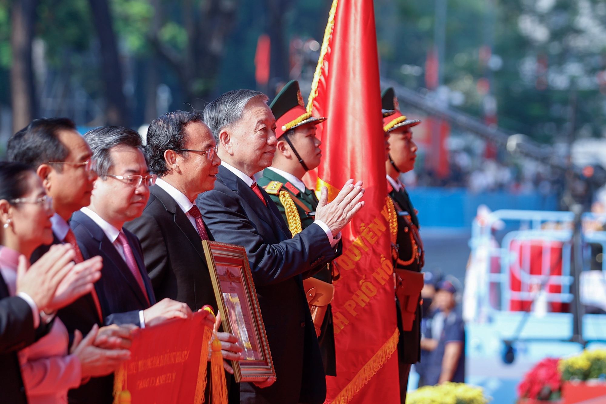 Tổng B&iacute; thư T&ocirc; L&acirc;m, thay mặt l&atilde;nh đạo Đảng, Nh&agrave; nước trao tặng danh hiệu &ldquo;Anh h&ugrave;ng Lao động&rdquo; cho Đảng bộ, Ch&iacute;nh quyền v&agrave; Nh&acirc;n d&acirc;n Th&agrave;nh phố Hồ Ch&iacute; Minh. Ảnh: VGP/Nhật Bắc.