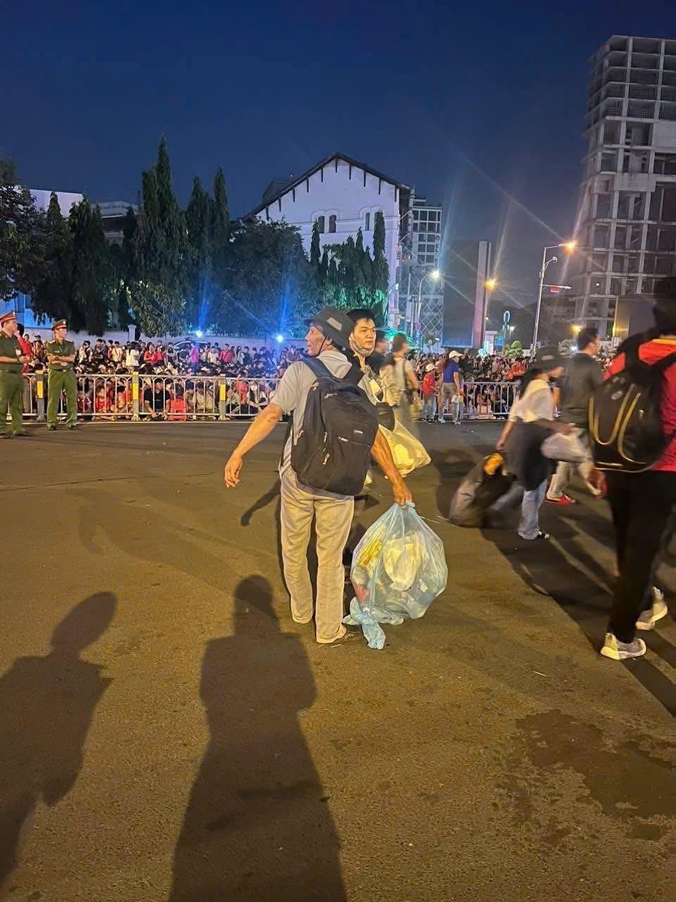 Người dân cùng cán bộ, chiến sĩ công an, quân đội chung tay thu gom rác, dọn vệ sinh tại các tuyến đường - Ảnh tổng hợp.