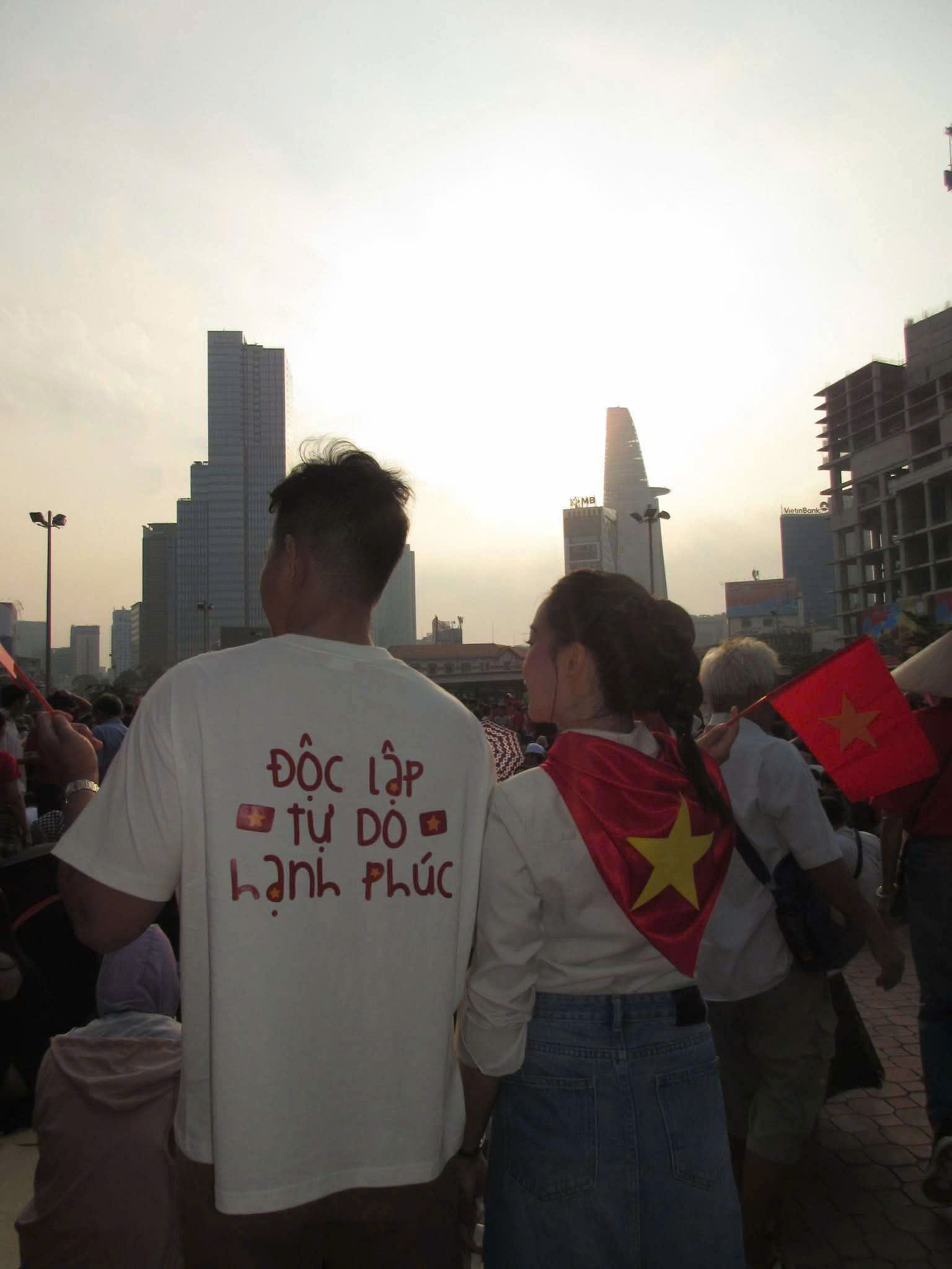 Nhiều bạn trẻ c&ugrave;ng người th&acirc;n, gia đ&igrave;nh đến c&aacute;c tuyến đường trung t&acirc;m Th&agrave;nh phố&nbsp; từ rất sớm để chứng kiến lễ diễu binh, diễu h&agrave;nh s&aacute;ng 30/4 - Ảnh do bạn V&acirc;n Th&ugrave;y cung cấp.