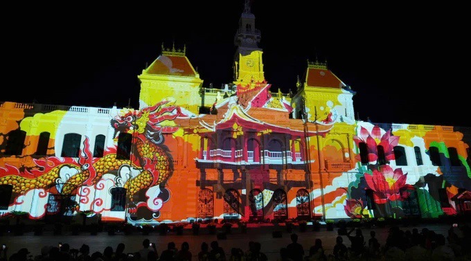 Biểu diễn nghệ thuật 3D mapping tại trụ sở Hội đồng nhân dân - Ủy ban nhân dân Thành phố. 